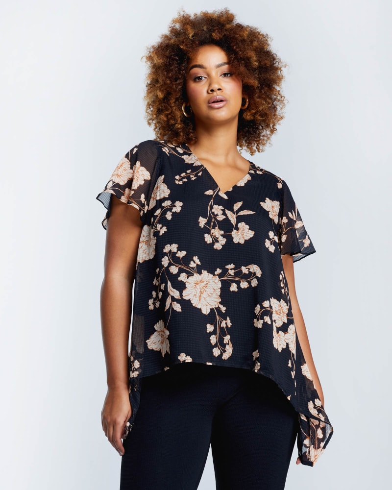 Front of a model wearing a size 4X Viana Garden Top in Print by Estelle. | dia_product_style_image_id:264661